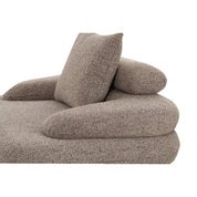 Tijdloze luxe handgemaakte loungestoel in zandkleurig bouclé-design