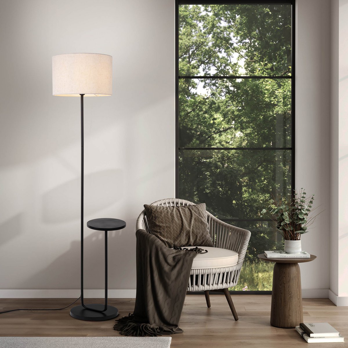 Tijdloze Artisan staande lamp met zorgvuldig samengesteld zwart metalen ontwerp