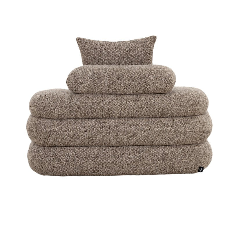 Tijdloze luxe handgemaakte loungestoel in zandkleurig bouclé-design