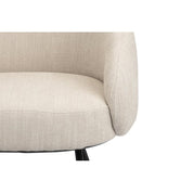 Tijdloze handgemaakte beige loungestoel met hoogwaardige natuurlijke materialen