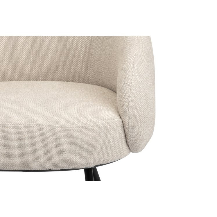 Tijdloze handgemaakte beige loungestoel met hoogwaardige natuurlijke materialen