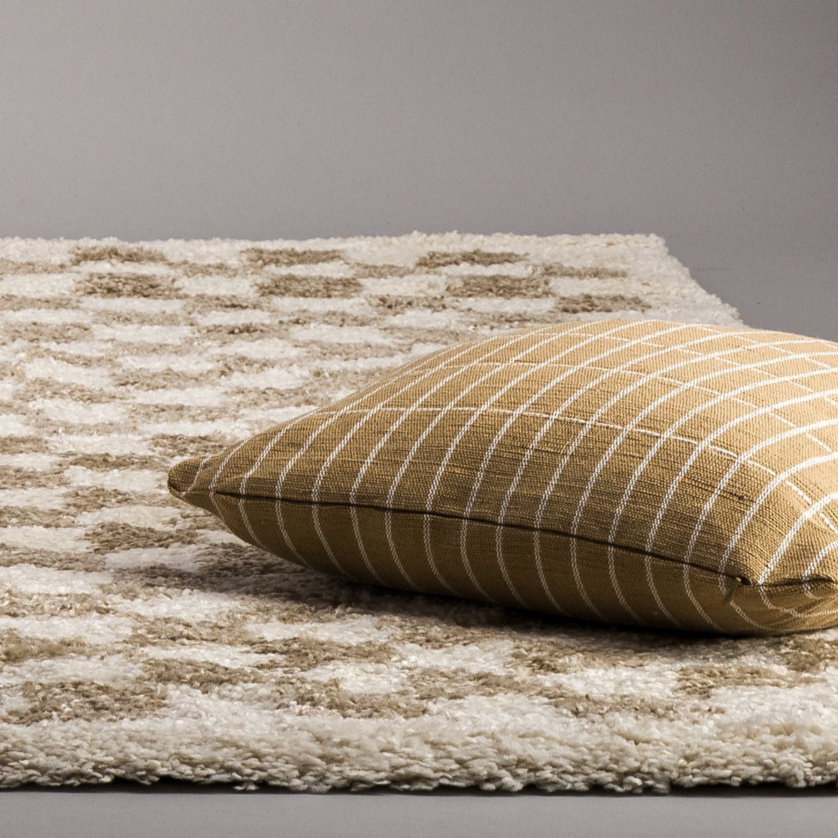 Luxurious Handmade Artisan Rug in Timeless Premium Design