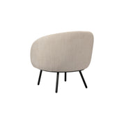 Tijdloze handgemaakte beige loungestoel met hoogwaardige natuurlijke materialen