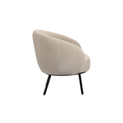 Tijdloze handgemaakte beige loungestoel met hoogwaardige natuurlijke materialen